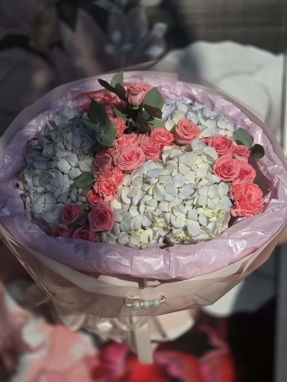 Голубая гортензия с розовыми кустовыми розами