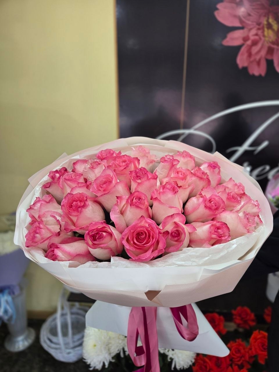 29 бело-розовых роз