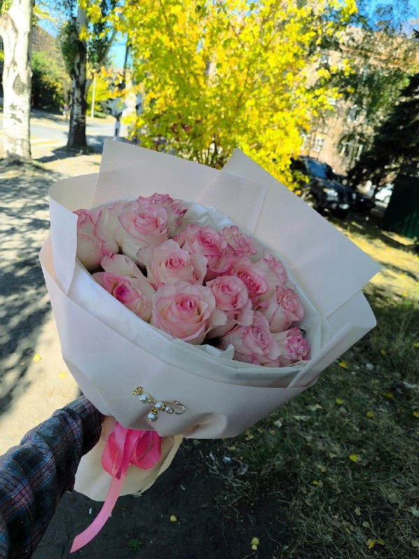 Бело-розовые розы в светлой упаковке