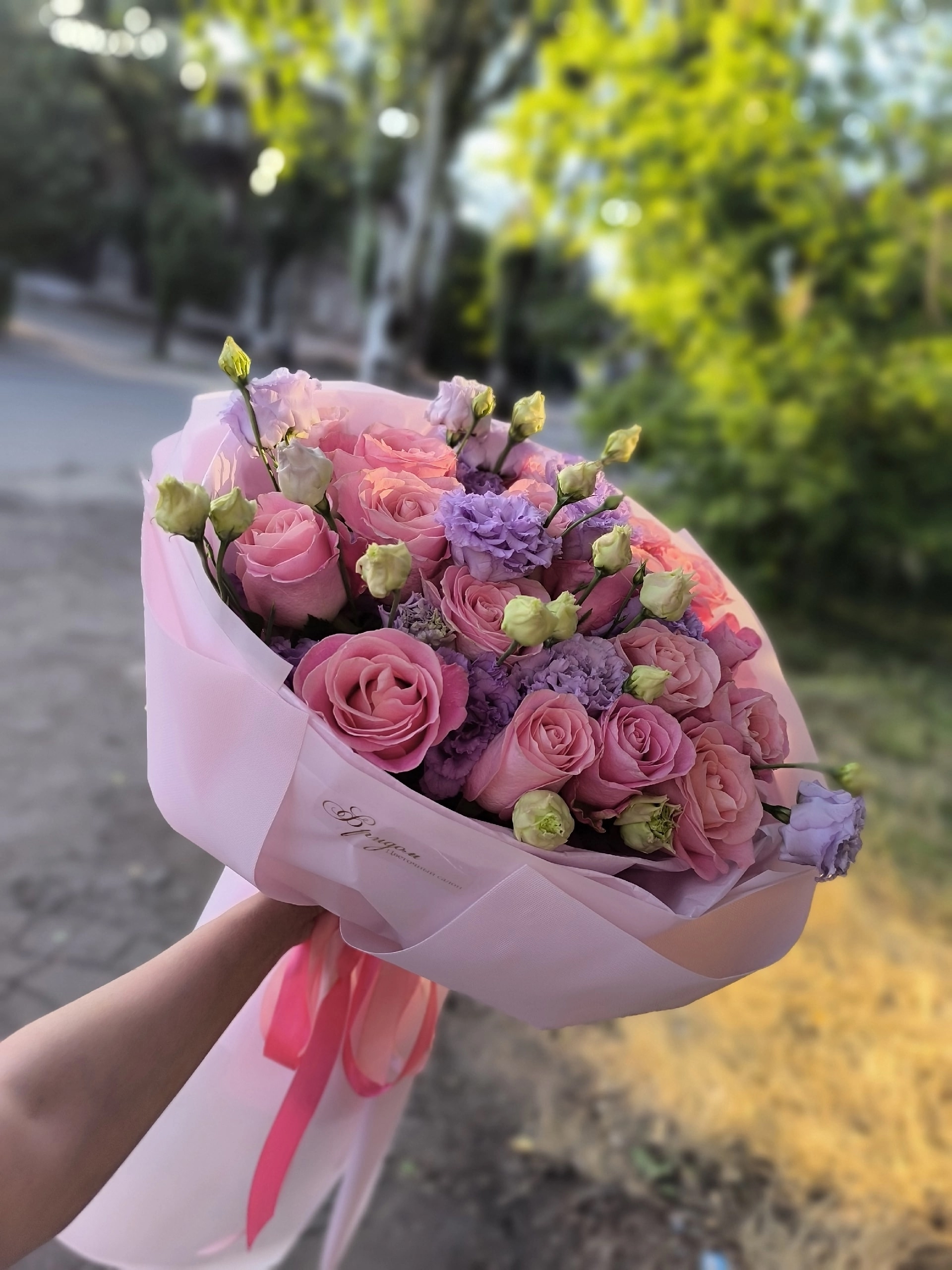 17 розовых роз с сиреневой эустомой