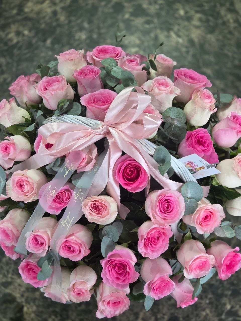 Корзина из 51 розы с эвкалиптом
