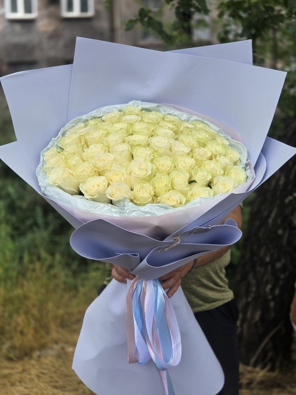 Букет из 55 белых роз